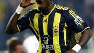 Gnanský fotbalista ve sužbách Fenerbahce Stephen Appiah slaví svůj gól v síti týmu B36 Torshavn.