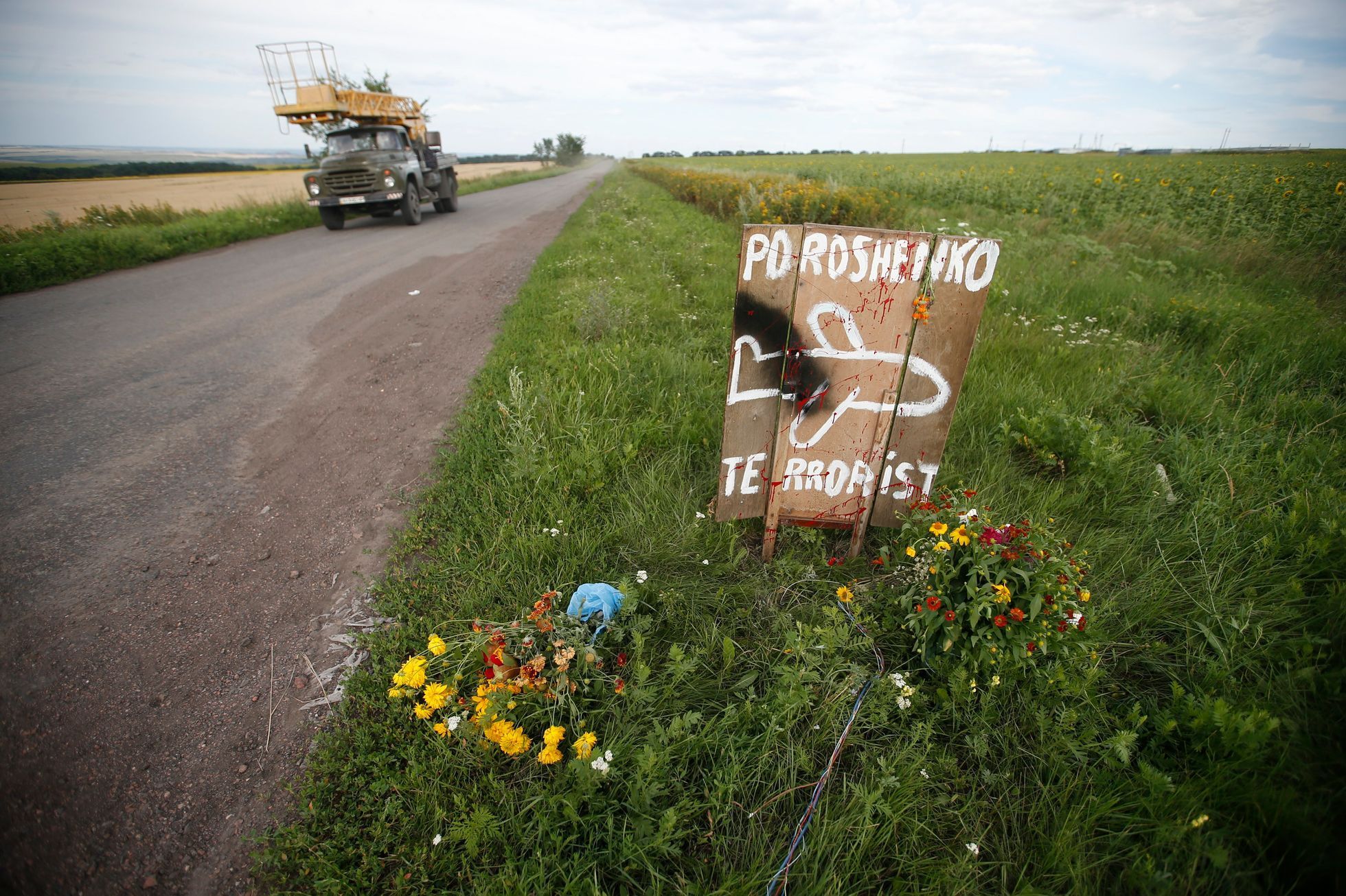 Trosky sestřeleného letu MH17