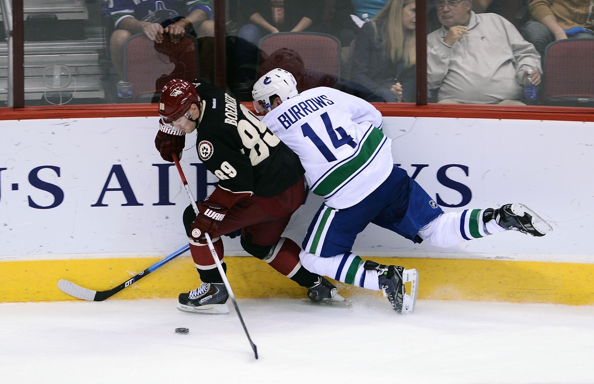 NHL: Vancouver Canucks proti Phoenix Coyotes (Mikkel Boedker a Jeff Halpern)