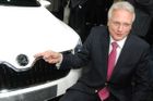 Šéf představenstva Škody Winfried Vahland, jeho budoucí auto a logo.