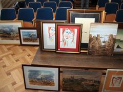 Padělky obrazů vystavené v jednací síni Krajského soudu v Brně