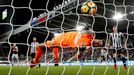 Brankář Karl Darlow z Newcastlu United se marně natahuje po míči z kopačky hráče Burnley Sama Vokese.