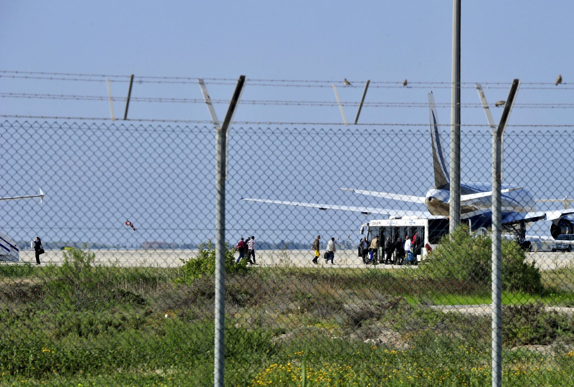 Unesené letadlo na letišti na Kypru - evakuace pasažérů