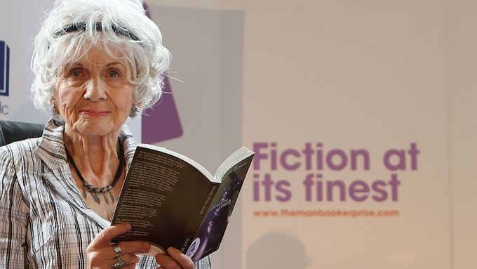 Alice Munroová získala Mezinárodní Man Bookerovu cenu v roce 2009 (na snímku), čtyři roky nato přidala Nobelovu cenu za literaturu.