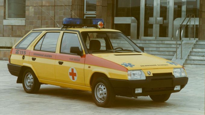 Českoslovenští záchranáři jezdili například také v upravené Škodě Forman.