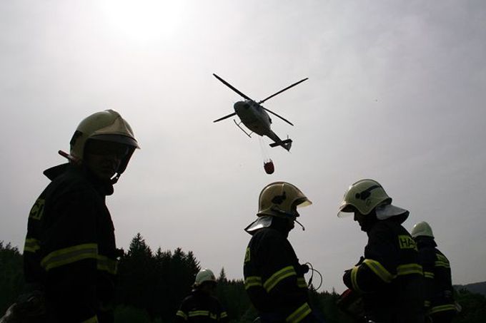 Z provizorního letiště v Harrachově vyrážel policejní vrtulník vybaven bambivalem do akce celkem pět krát. Vak na vodu plnili hasiči z přistavených cisteren.