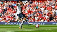 A hned první den se děly pořádné věci. Otevírací duel soutěže rozhodl vlastní gól, jimž Kyle Walker z Tottenhamu "daroval" vítězství Manchesteru United.