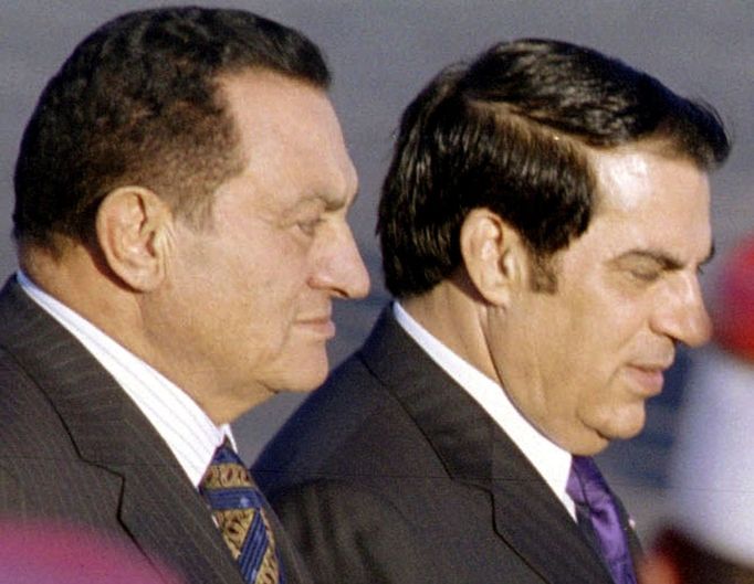 Dva padlí diktátoři z Blízkého východu: Hosní Mubarak a Zin Abidín bin Alí. Snímek byl pořízen v roce 2002 během státní návštěvy egyptského prezidenta v Tunisku.