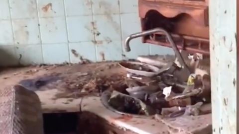 Holčička žila v odpadcích a plísni. Záběry z bytu hrůzy v Moskvě
