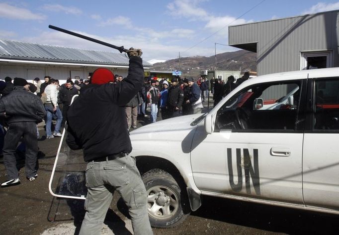 A Kosovo Serb protester destroys a UN police vehicle at the Serbia-Kosovo border crossing Jarinje February 19, 2008. Serbs opposed to Kosovo's newly declared independence on Tuesday burned down a border crossing manned by Kosovo and UN police. REUTERS/Marko Djurica (KOSOVO)