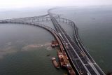 Aby mohlo po mostě projet nad vodou 30 tisíc aut denně, musí ho podepírat 5200 pilířů.