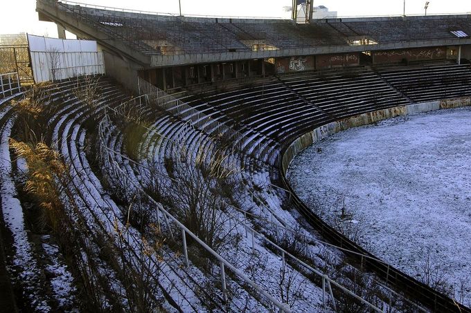 Pohled na zchátralý fotbalový stadion Za Lužánkami.