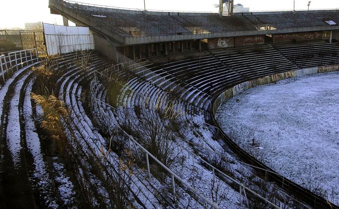 Pohled na zchátralý fotbalový stadion Za Lužánkami.