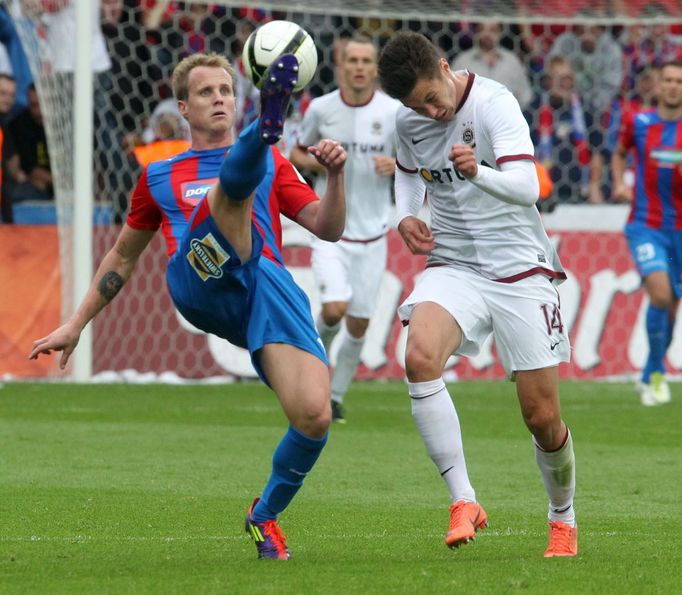 Fotbalista Plzně David Limberský v souboji s Václavem Kadlecem v utkání se Spartou Praha v sedmém kole Gambrinus ligy 2012/13.