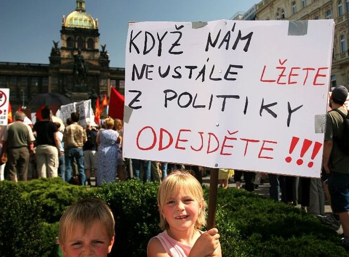 Do centra Prahy přišlo celé věkové spektrum demonstrantů, od těch nejmenších až po ty nejstarší, kteří vydrželi na ostrém sluníčku. Malá Kristýnka chtěla taky podržet nějaký transparent.