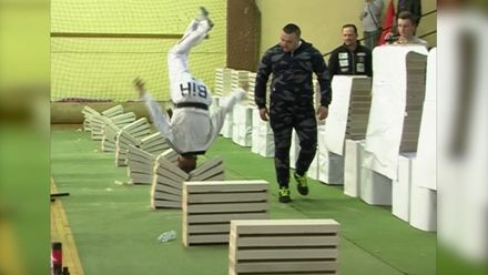 To muselo bolet. Mladík hlavou přerazil 111 stavebních bloků, aby se zapsal do knihy rekordů