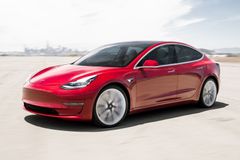 Dvě ze tří nových aut v Norsku jezdí na elektřinu. Tesla má více než desetinu trhu