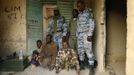 Islamist rebel prisoners guarded by Malian gendarmes are seen at a military camp in the centre of Timbuktu February 1, 2013. REUTERS/Benoit Tessier (MALI - Tags: POLITICS CIVIL UNREST CONFLICT) Published: Úno. 1, 2013, 7:14 odp.