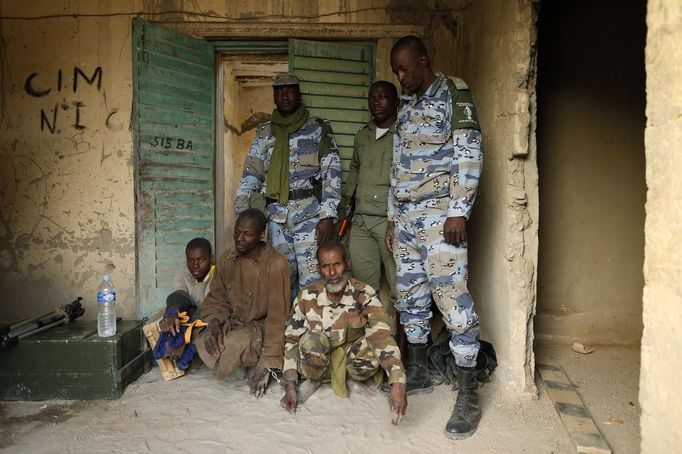 Islamist rebel prisoners guarded by Malian gendarmes are seen at a military camp in the centre of Timbuktu February 1, 2013. REUTERS/Benoit Tessier (MALI - Tags: POLITICS CIVIL UNREST CONFLICT) Published: Úno. 1, 2013, 7:14 odp.