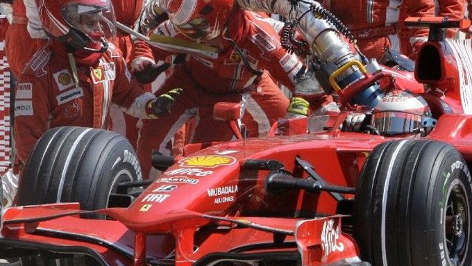 Kimi Räikkönen prožil smolnou Velkou cenu Evropy na novém okruhu ve Valencii. Nejdříve vyjel dřív z boxů a srazil mechanika, pak mu 10 kol před cílem selhal motor.