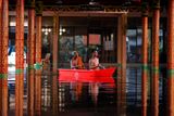 Z centrálního Thajska, jež postihly několikatýdenní prudké monzunové deště, se totiž přes Bangkok a jeho okolí neustále valí další a další voda, která tudy stéká do moře. Lidé proto opouštějí své domovy. Několik set obyvatel Bangkoku našlo přístřeší v tomto buddhistickém chrámu.