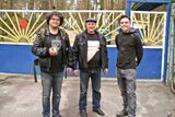 Zleva: Dimitrij, naše spojka v Kyjevě, majitel kempu v Orane, a Tomáš Klein.