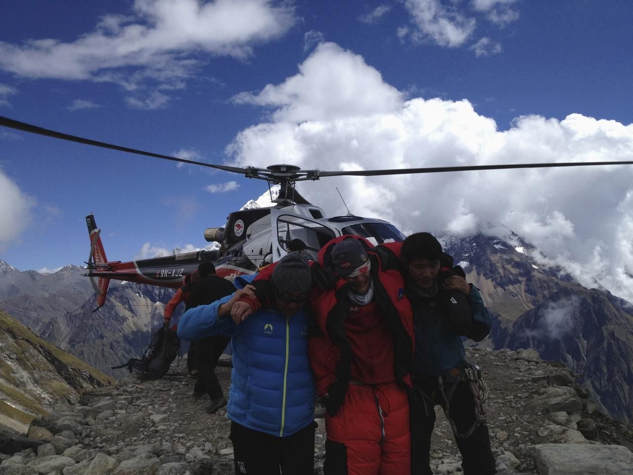 V Nepálu stále pátrají po 3 zavalených horolezcích