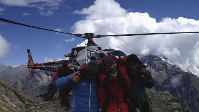 Tak nepálští záchranáři transportovali raněné.