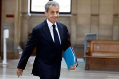 Sarkozy je vinen, potvrdil Nejvyšší soud. Exprezident bude nosit elektronický náramek