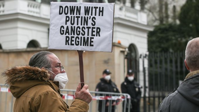 Ruská vojenská rozvědka GRU je podezřelá také z útoku na český muniční sklad ve Vrběticích, po kterém Češi protestovali proti Rusku a jeho prezidentovi Vladimíru Putinovi.