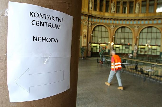 České dráhy zřídily po nehodě pro občany, kterých se vlakové neštěstí jakkoliv dotklo, provizorní kontaktní centrum. Vyhradila jim Vládní salonek na hlavním nádraží v Praze.