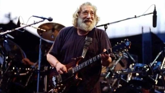 Skladba So Many Roads, jak ji Grateful Dead roku 1995 zahráli na svém posledním koncertu s frontmanem Jerrym Garciou.