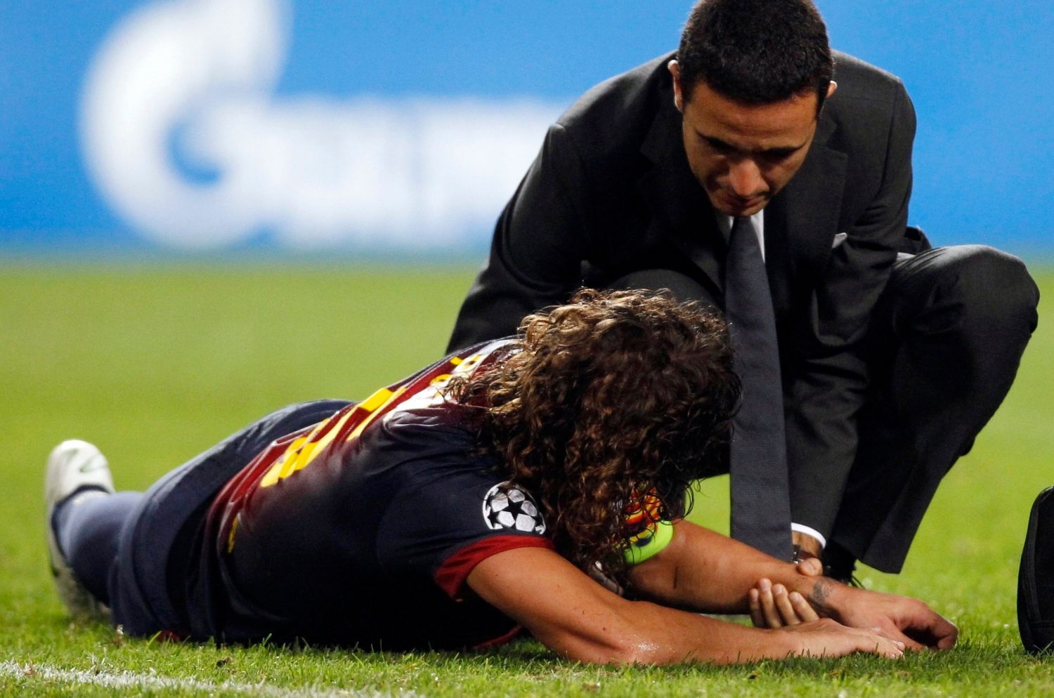 Fotbalista Barcelony Carlos Puyol se zranil v utkání Ligy mistrů 2012/13 s Benficou Lisabon.