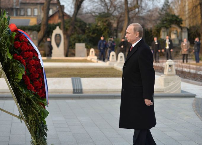 Vladimir Putin u památníku sovětských vojáků.