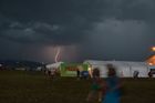Po bouři na rakouském festivalu zemřel člověk