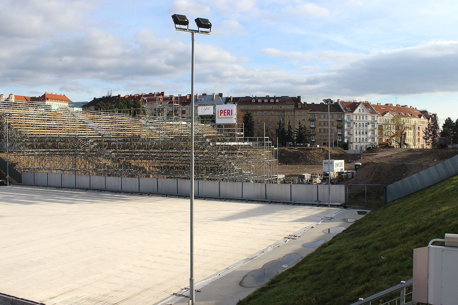 Za Lužánky se vrací hokej. Takhle rostou tribuny pro open air Komety