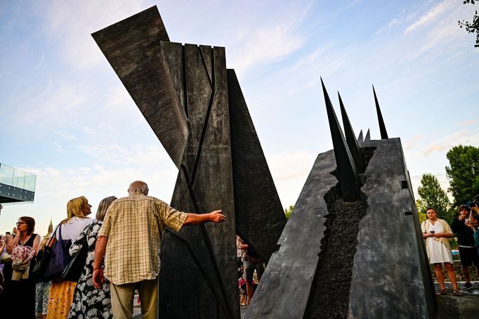 Snímek ze středečního odhalení nového sousoší Jiřího Sozanského u pražského Musea Kampa.