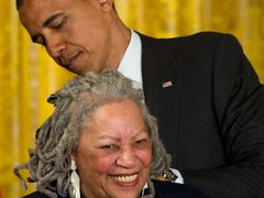 Toni Morrisonovou roku 2012 vyznamenal prezident Barack Obama Medailí svobody.