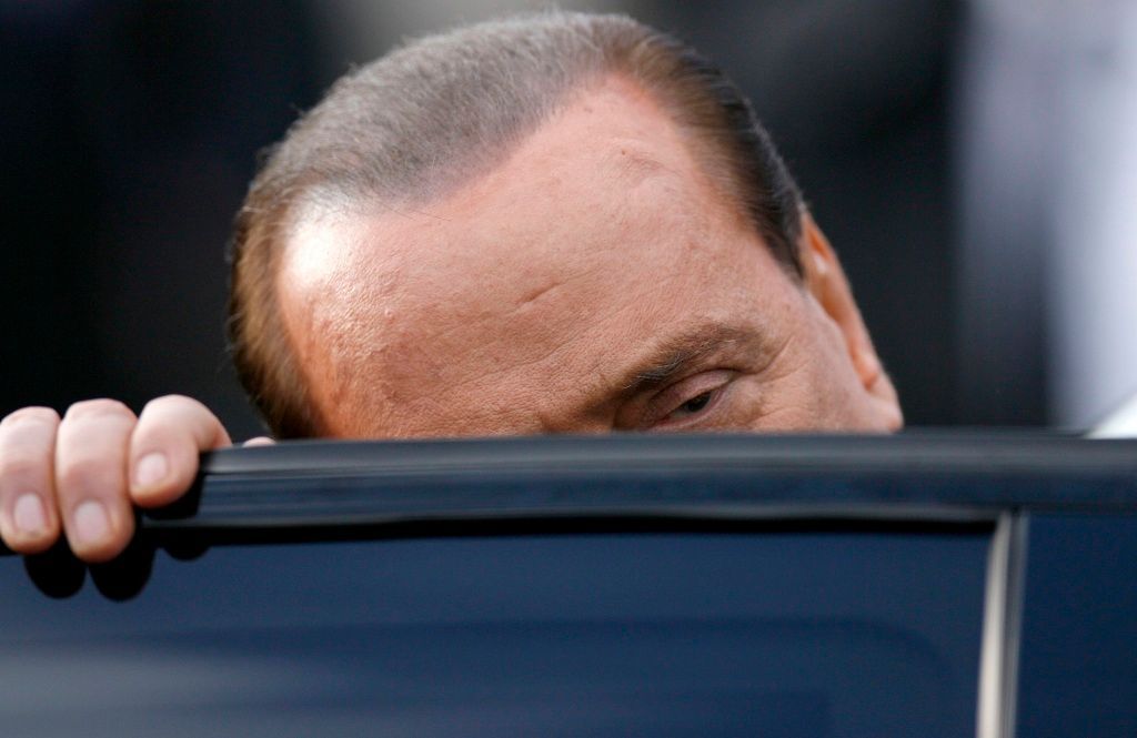 Silvio Berlusconi vystupuje z auta (2009)