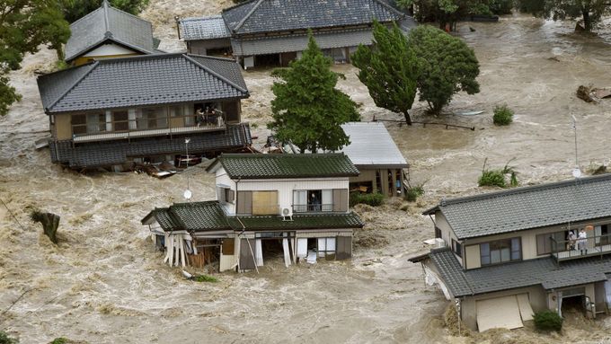 Japonsko pustoší tajfun a povodně. Z Fukušimy proudí do oceánu kontaminovaná voda