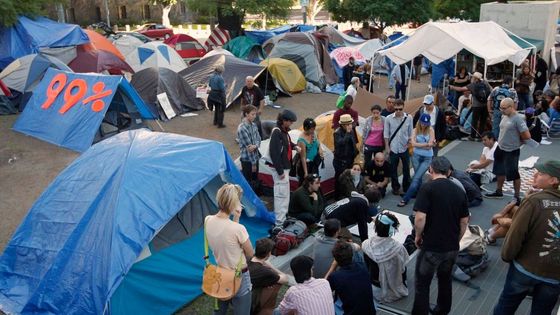 Okupanti L.A. zůstávají před radnicí, policie se zásahem váhá