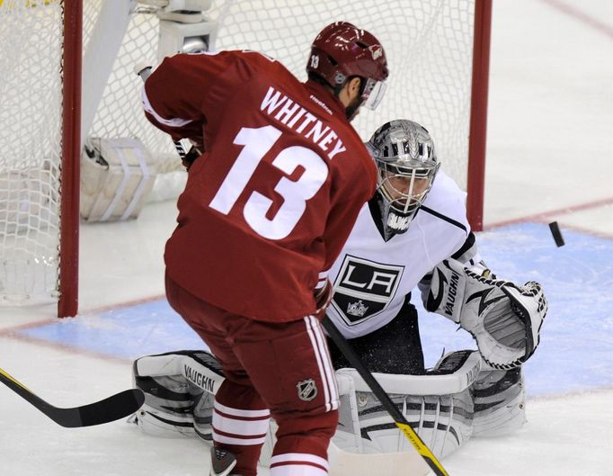 Whitney útočí na Quicka v zápase Phoenix Coyotes - LA Kings.