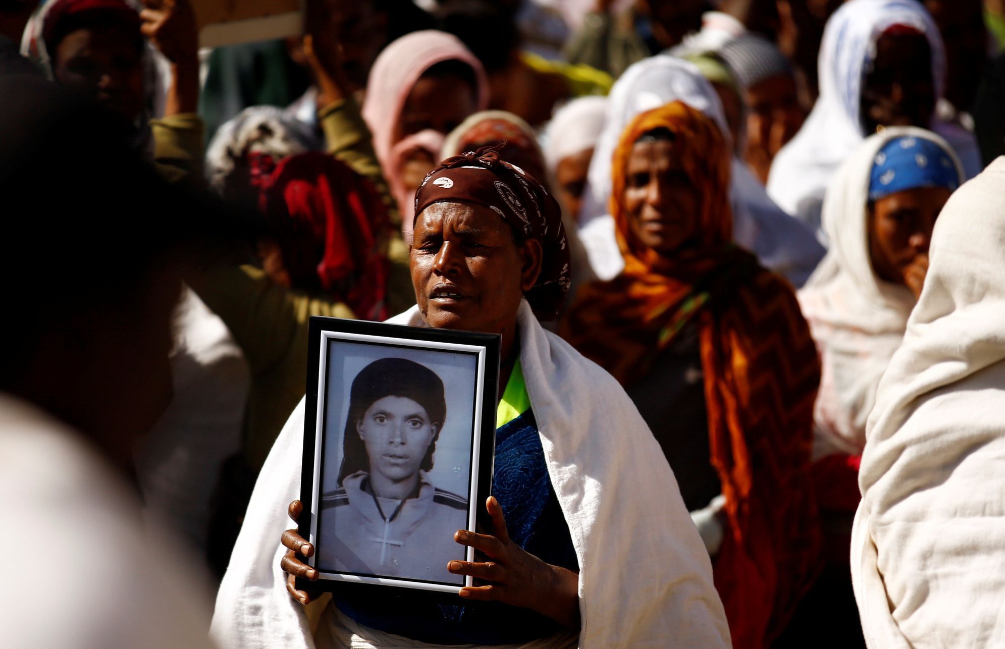 Pozůstalí obětí truchlí po sesuvu půdy na skládce v etiopské metropoli, při němž zahynulo 113 lidí