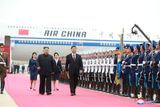 Čínský prezident (vpravo) přistál na letišti v severokorejském hlavním městě Pchjongjangu ve čtvrtek. Přivítal ho osobně severokorejský vůdce Kim Čong-un.