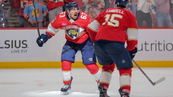 Brad Marchand slaví vítěznou branku proti Torontu ve třetím utkání série 2. kola play off 2025