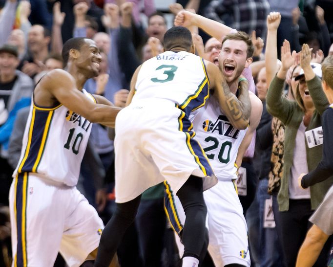 Utah Jazz: radost hráčů - Gordon Hayward (20), Trey Burke (3), Alec Burks (10)