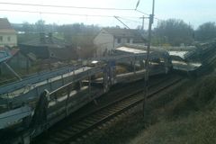 Policie obvinila muže kvůli srážce vlaků na Litoměřicku, hrozí mu dva až osm let