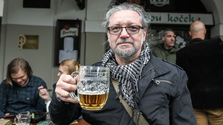 Foto: "Jasně že jsem se těšil!" Lidé míří na otevřené zahrádky, déšť a zima nevadí; Zdroj foto: Aktuálně.cz