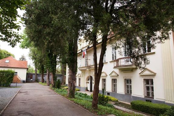 Vila v Bubenči, patřící ruské ambasádě, kde Řád národa sídlí.
