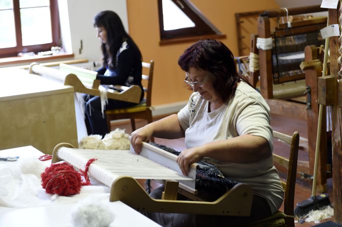 Chráněné dílny Kopeček, které sdružují keramickou, košíkářskou, tkalcovskou a šicí dílnu – a sídlí v budově bývalého statku v Bartošovicích v Orlických horách.